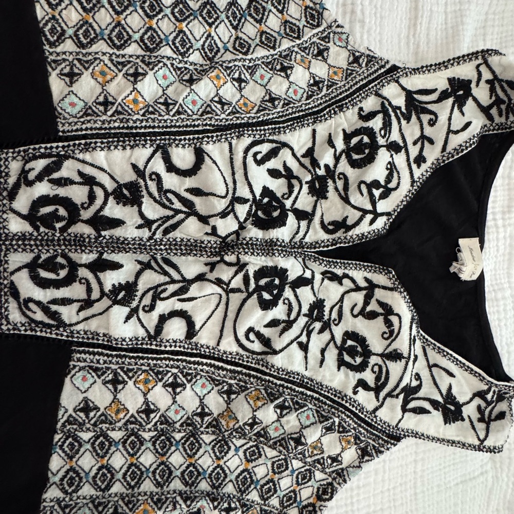 Meadow Rue Black and White Embellished Sleeveless Blouse - Picture 2 of 4